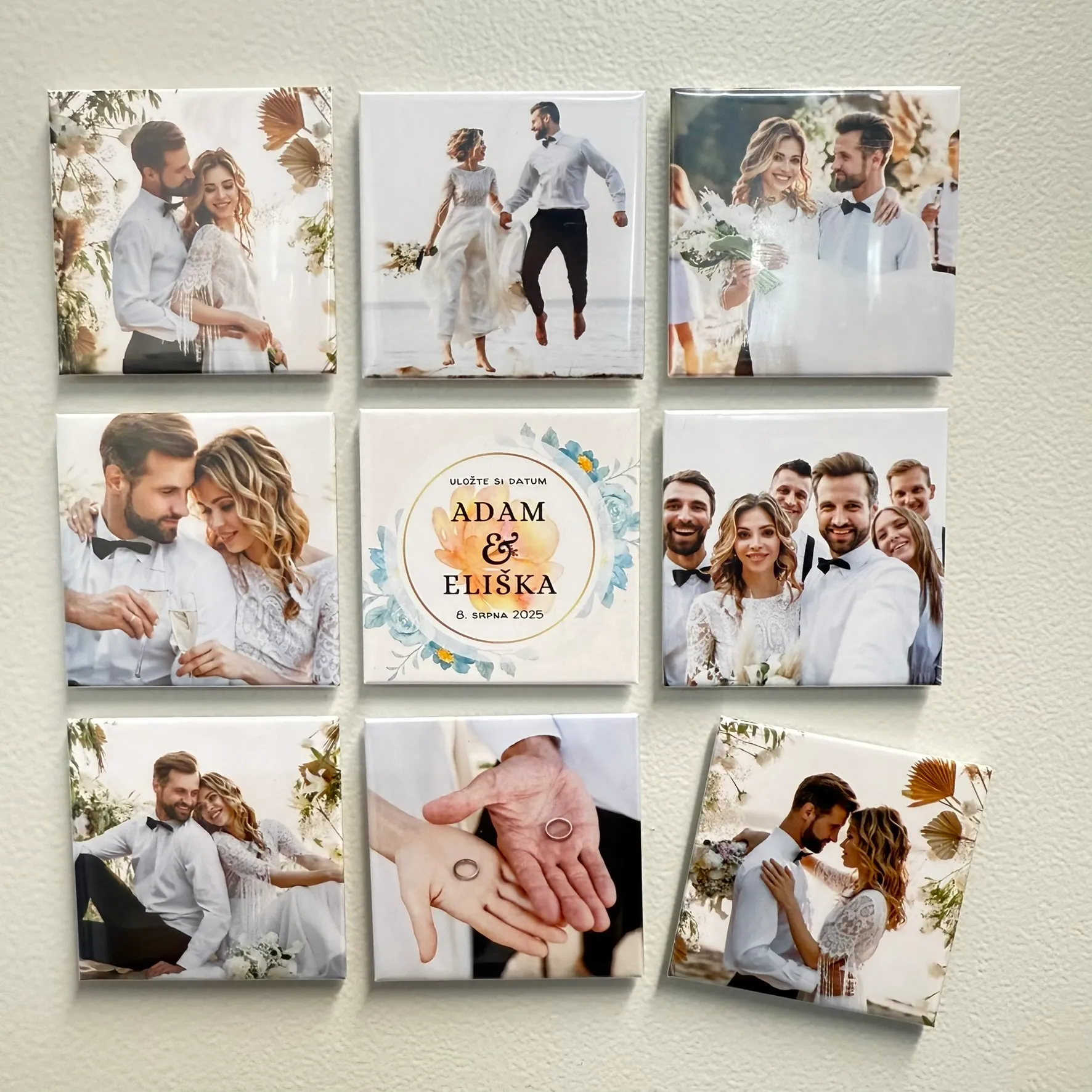 Magnetky s fotkami ze svatby.